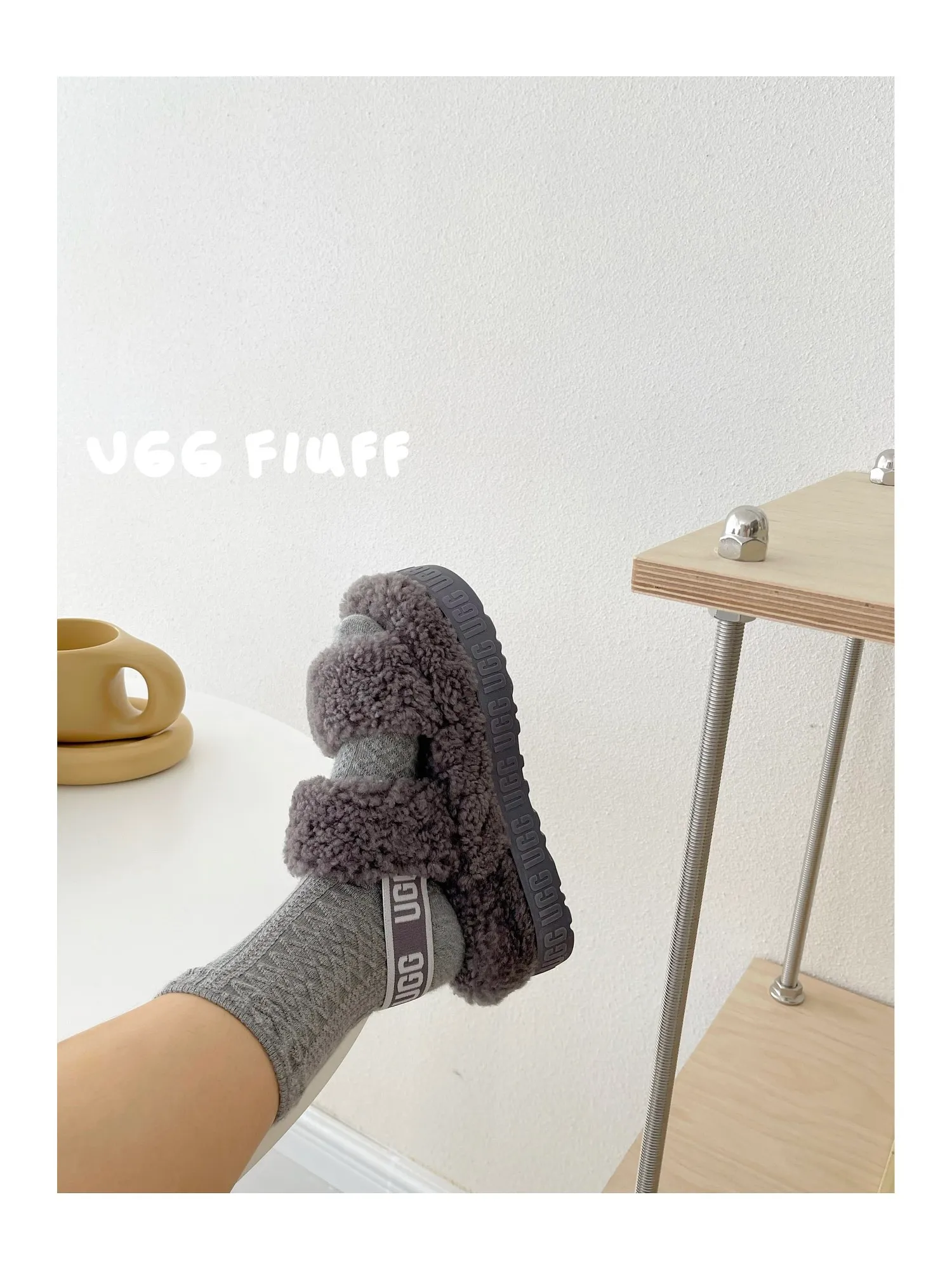 💰440 UGG sheepskin all-in-one snow boots 0876 new autumn and winter style Zhou Dongyu's same style furry slippers Product name: Ovlafita, Longfeng Teddy fur muffin bottom slippers, new at the counter simultaneously It is an upgraded version of the classic oh yeah sandals, the corrugated sheepskin material is used to make it more fashionable and cool, the heel strap is the highlight of the entire design, the muffin bottom visually increases, good news for small sisters, large quantities in stock Code number: 35-41 Color: white, gray, black, pink, army green, maroon